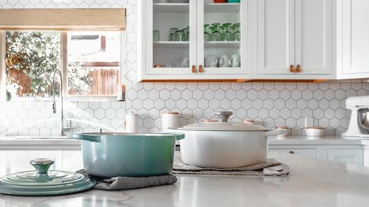 white-marble-island-hexagon-tile-backsplash-16x9-1 Everything That Comes Out of the Workshop With an Aldana Order